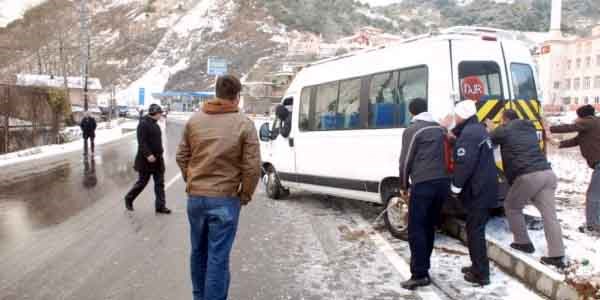 Buzlanan yolda kayan öğrenci servisi takla attı