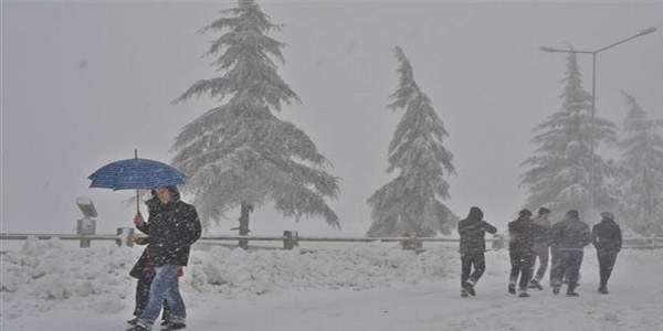 �stanbul Valili�i: Kar ya���� hafifleyerek devam edecek