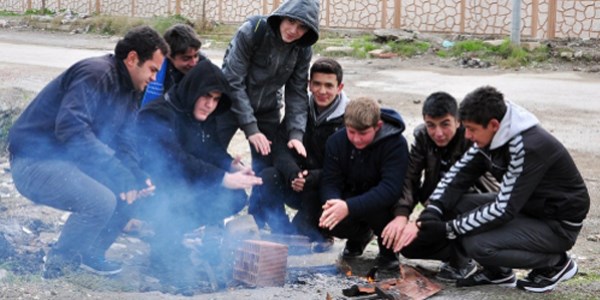 ��renciler okulun �s�tma sorununu protesto etti