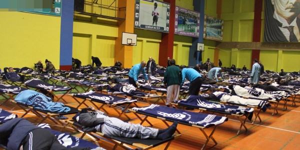 Evsizler spor kompleksine yerleştirildi