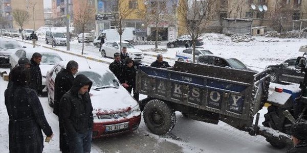 Trafik polisleri s�r�c�lerin yard�m�na yeti�ti