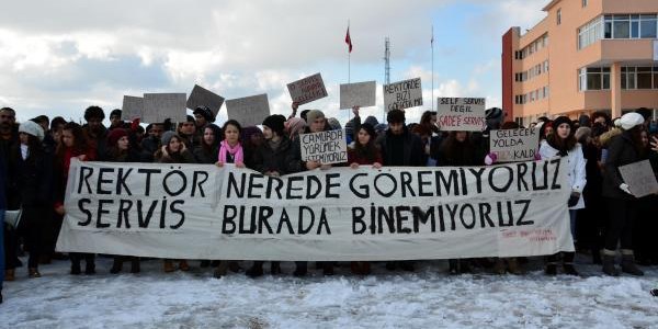 Sinop'ta ��renciler ula��m sorununu protesto etti