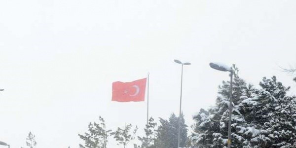 �stanbul'da kar kal�nl��� 20 santimetreyi g�rd�