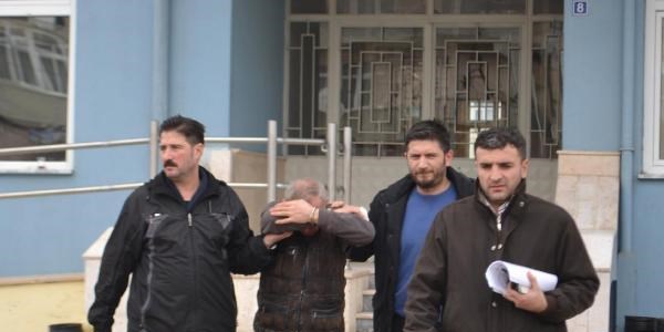 ��ki masas�ndaki tart��mada ev arkada��n� �ld�rd�