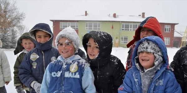 Ni�de'de k�y yollar� a��l�yor