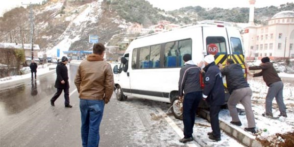 Öğrenci taşıyorlar ama kar lastiği takma zorunlulukları yok