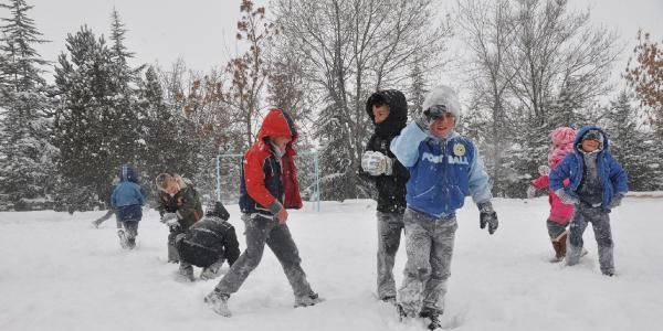 Nide'de kar yollar kapatt, okullar tatil edildi