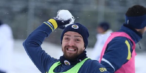 Fenerbah�eli futbolcular�n kartopu keyfi