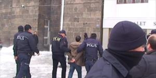 Polise �i�e ve ta� atan 11 ki�i tutukland�