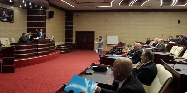 'Kapal� alanlarda �stiklal Mar�� okunmuyor' tart��mas�