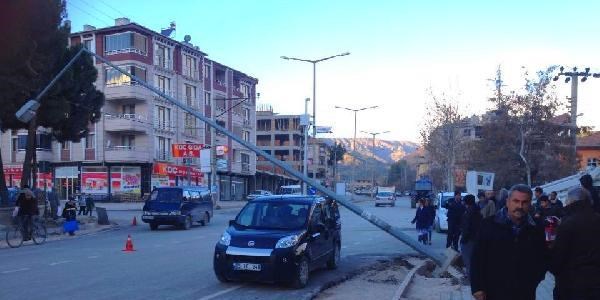 Elektrik dire�i otomobilin �zerine devrildi
