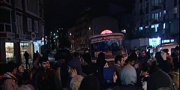 4 gündür elektrik kesintisi yaşayan mahalleli, yolu trafiğe kapattı