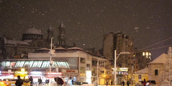 İstanbul'da kar yağışı gece de sürdü