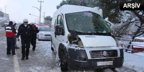 Öğrenci servisi elektrik direğine çarptı: 3 yaralı