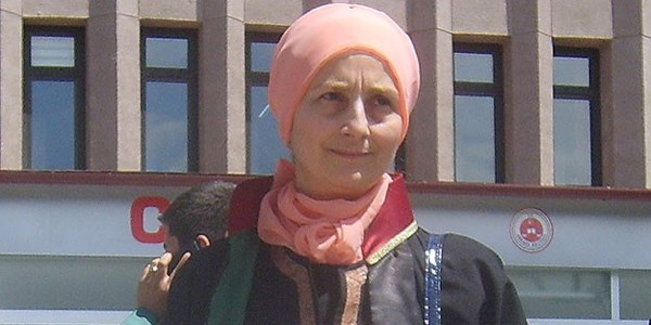 Avukat Kamalak'ın başörtülü girdiği dava ertelendi