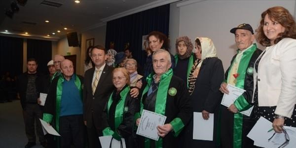 Huzurevi sakinleri mezuniyet cübbesi giydi