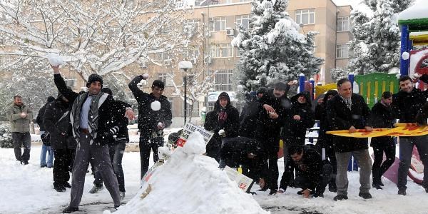 Sendikacılar polisle kartopu oynadı