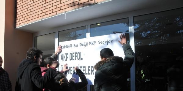 Rektrlk seimlerinin yapld Anadolu niversitesi'nde renciler yrd