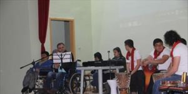 Engellilerden mahkumlara konser