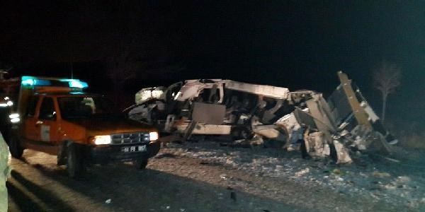 Öğretmen servisi TIR'la çarpıştı: 6 ölü, 8 yaralı