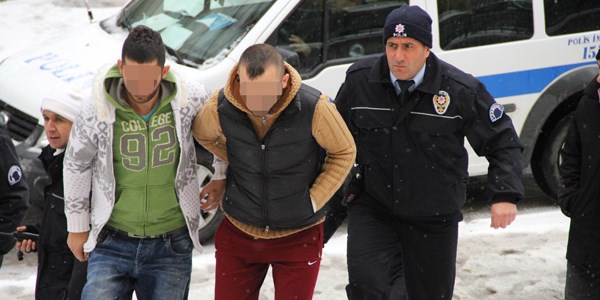 Kavgada 2 ki�iyi b��aklayan gen�ler tutukland�