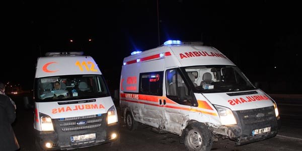 Buzlanan yolda kayan ambulans kaza yapt�