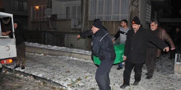 Haber al�namayan kad�n evinde �l� bulundu