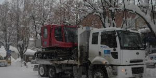 Azdavay'da elektirik ve telefonları kesik köylere kar aracıyla ulaşıldı