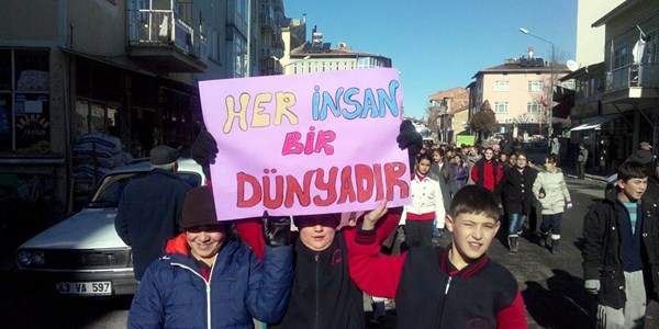 ��renciler insan haklar� y�r�y���