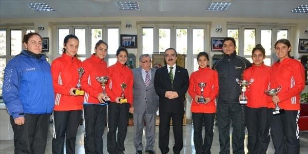 Sevgiye madalyayla ula�t�lar