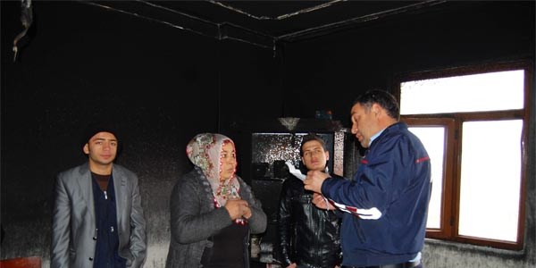 Evi yanan kadın yardım bekliyor