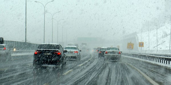 TEM Otoyolu'nda kaza trafiği kapattı
