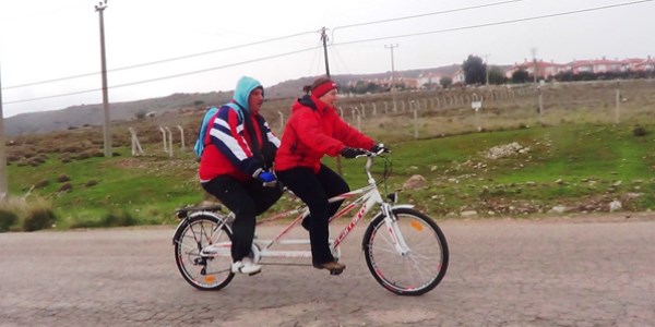 Grme Engelli Namk Tuncel bisikletiyle Ayvalk'tan geiyor