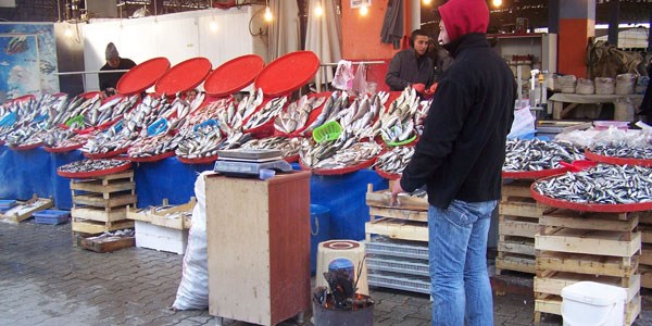 Korkuteli'nde pazarcılar tezgahta ateş yakarak ısınıyor