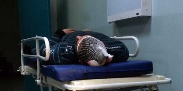 Kaldırımda yürürken kafasına cam düştü