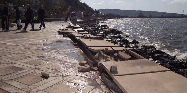 Dev dalgalar sonucunda Akçakoca sahili çöplüğe döndü
