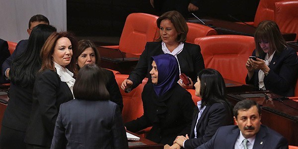 CHP'li 21 vekilden başörtüsü bildirisi