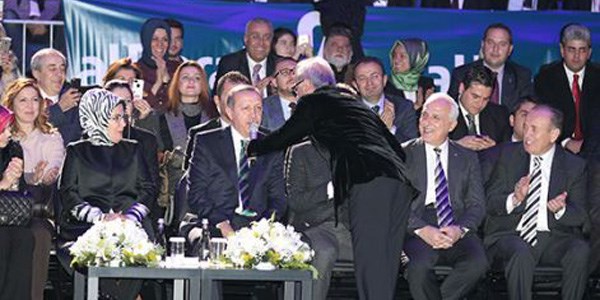 Başbakan Erdoğan ilahi okudu/ Video