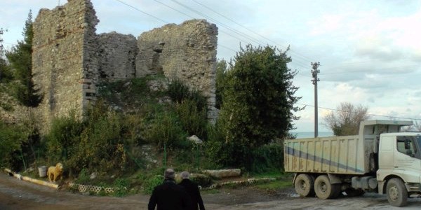 Tarihi Ceneviz Kalesinin restorasyonu yaplyor
