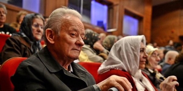 Sağlıklı yaşlanmanın sırlarını öğrenmek için bastonlarıyla panele koştular