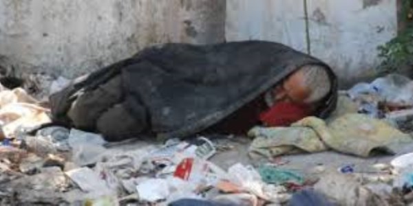 Eksi 10 derecede sokakta yaşıyor