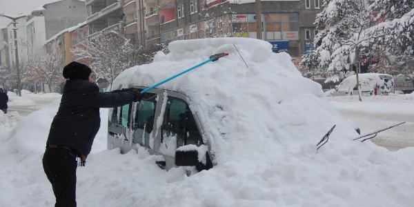 Kar altında otomobillerini aradılar