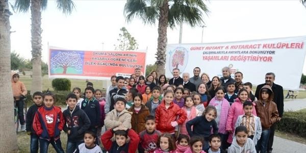 Çok okuyan ve çok çalışan 50 öğrenciye bot ve mont hediye edildi