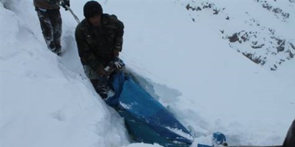 Çığ altında kalan iki kişi ölü bulundu