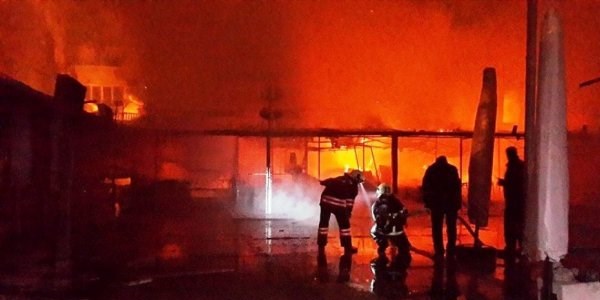 Ayvalık'taki hediyelik eşya çarşısı yandı