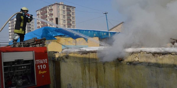 Karacaoğlu Mahallesi'nde korkutan yangın