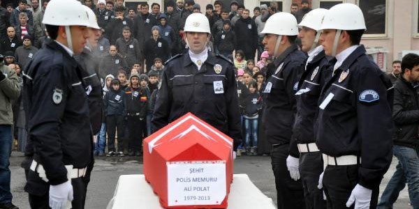 Öğrenciler, şehit polis hocalarına ağladı