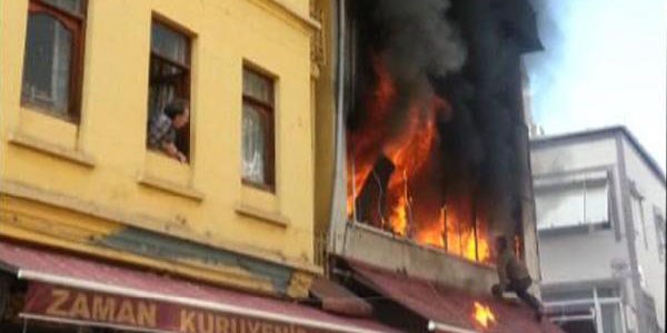 Yanan binanın üçüncü katından işte böyle atladı