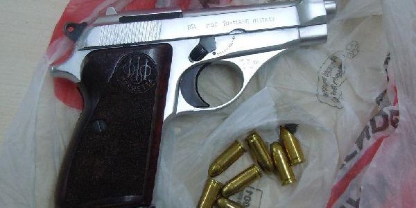 Boşanmak isteyen eşini ve eşinin ailesini öldürdü