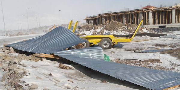 Ardahan'da fırtına hayatı felç etti